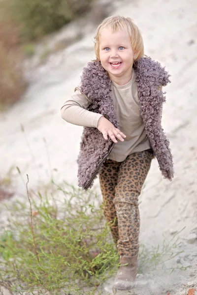 Portrait de petite fille en plein air en automne — Photo