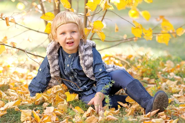 Portrait of little girl outdoors in autumn — Stock Photo, Image
