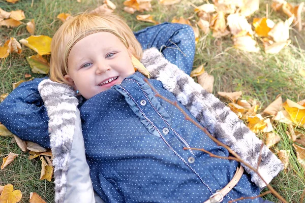 Retrato de niña al aire libre en otoño — Foto de Stock