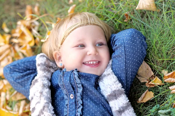 Retrato de niña al aire libre en otoño —  Fotos de Stock