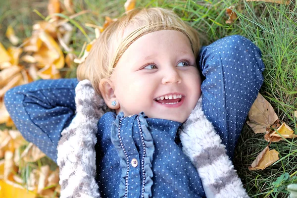Ritratto di bambina all'aperto in autunno — Foto Stock