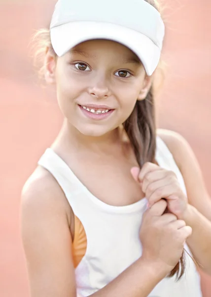 テニスコートの少女の肖像画 — ストック写真