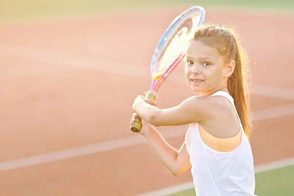 Retrato de uma menina no campo de ténis — Fotografia de Stock