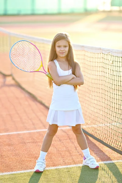 Tenis kortunda küçük bir kızın portresi. — Stok fotoğraf