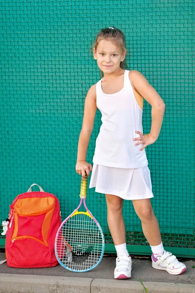 Porträtt av en liten flicka på tennisbanan — Stockfoto