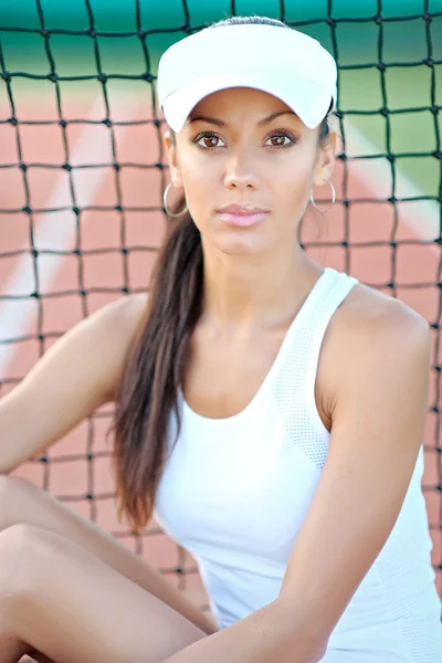 Joven, hermosa chica en la cancha de tenis —  Fotos de Stock