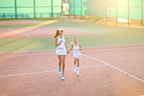 Porträt von Mutter und Tochter auf dem Tennisplatz — Stockfoto