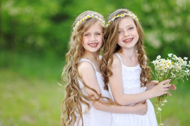 iki kız olarak ormanda kız portre