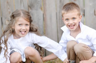 bir oğlan ve kız yaz aylarında portre