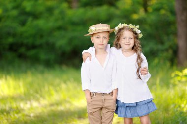 bir oğlan ve kız yaz aylarında portre