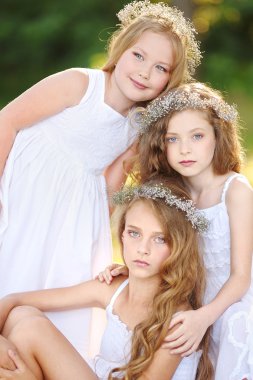 çiçekli iki genç kız portresi