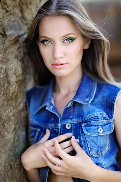 Retrato de uma bela menina glamourosa — Fotografia de Stock