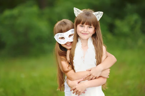 Portrait de deux filles dans les bois copines — Photo