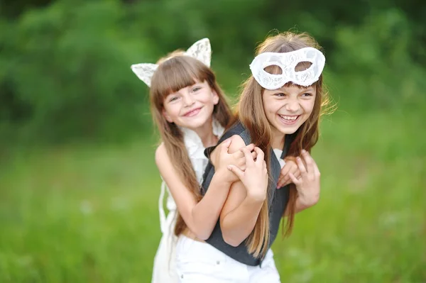 Portrait de deux filles dans les bois copines — Photo