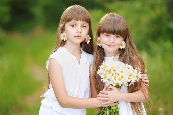 Retrato de duas meninas na floresta namoradas — Fotografia de Stock