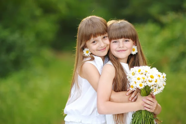 Retrato de dos chicas en el bosque novias — Foto de Stock