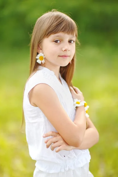 Portret van klein meisje buiten in de zomer — Stockfoto