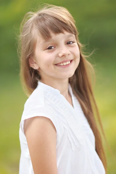 Portret van klein meisje buiten in de zomer — Stockfoto