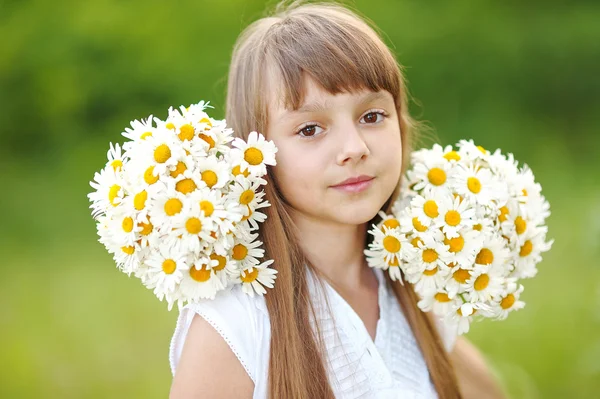 Porträt eines kleinen Mädchens im Sommer — Stockfoto