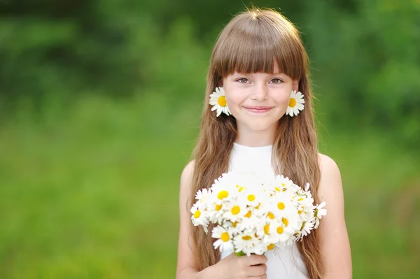 Portret van klein meisje buiten in de zomer — Stockfoto