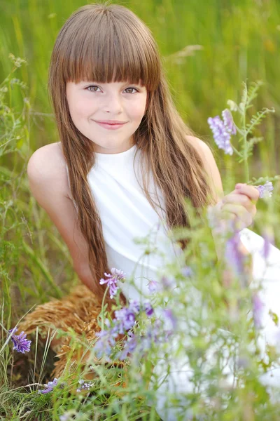 Portret van klein meisje buiten in de zomer — Stockfoto