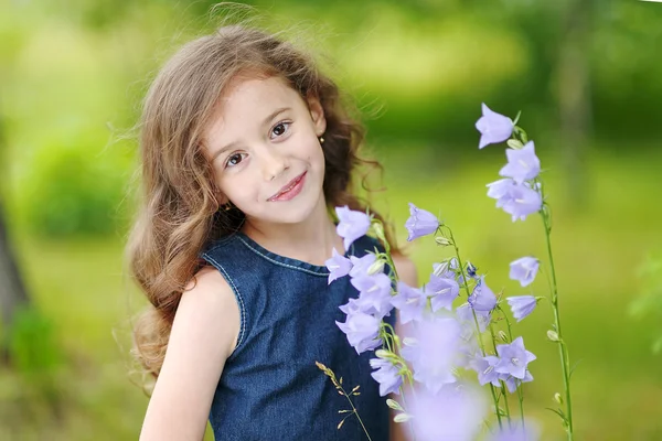 Portrait de petite fille en plein air en été — Photo