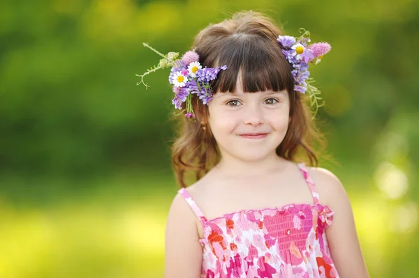 Portrait de petite fille en plein air en été — Photo