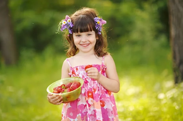 Portrait of little girl outdoors in summer — Stock Photo, Image