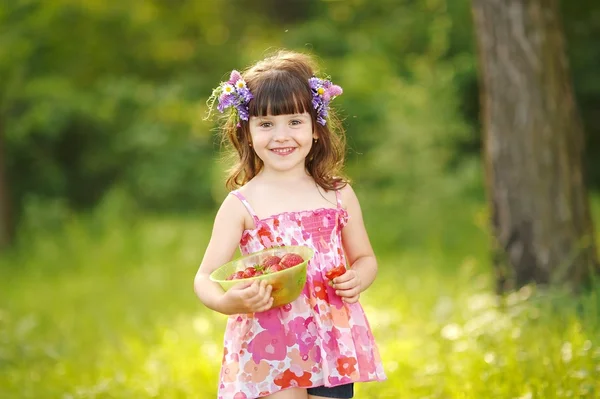 Portrait de petite fille en plein air en été — Photo