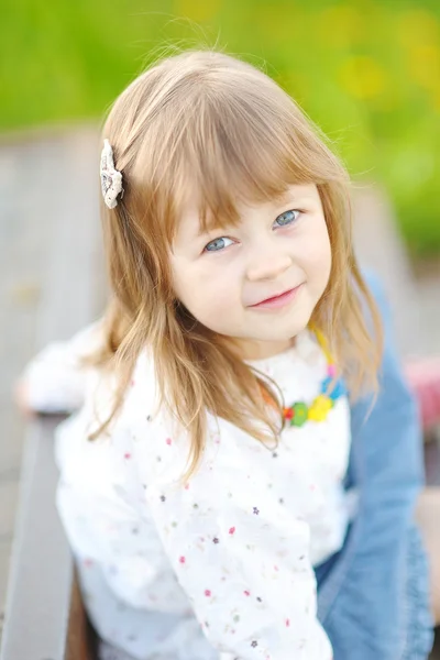 Portrait of little girl outdoors in summer — Stock Photo, Image