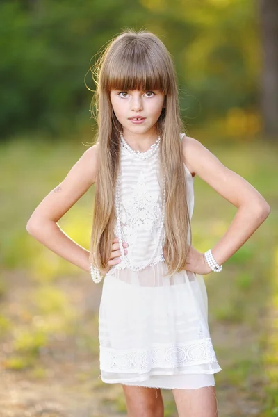 Porträtt av liten flicka utomhus på sommaren — Stockfoto