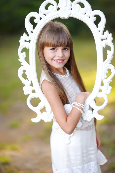 Retrato de niña al aire libre en verano —  Fotos de Stock