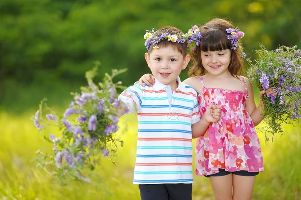 Retrato de um menino e menina no verão — Fotografia de Stock