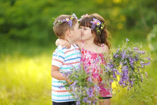 Porträtt av en pojke och flicka i sommar — Stockfoto