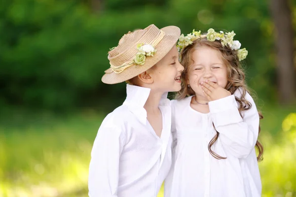 Retrato de um menino e menina no verão — Fotografia de Stock