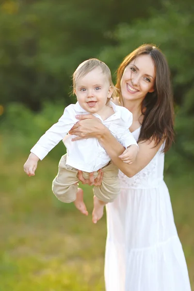 Retrato de uma mãe e bebê felizes — Fotografia de Stock