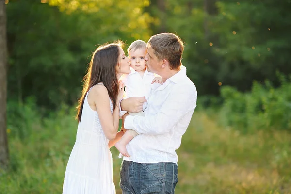 Portret van een gelukkige familie in de zomer natuur — Stockfoto