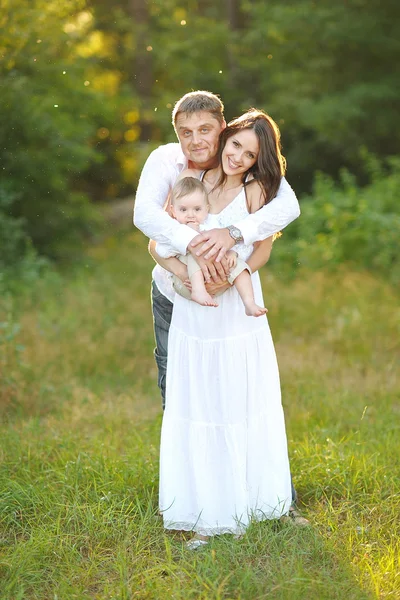 Retrato de uma família feliz na natureza de verão — Fotografia de Stock