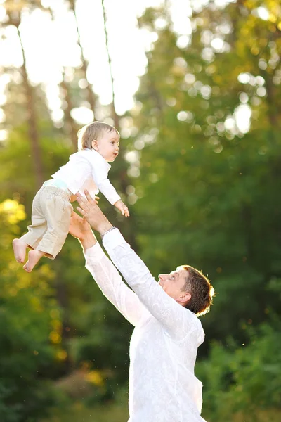 Porträtt av en lycklig familj sommaren natur — Stockfoto