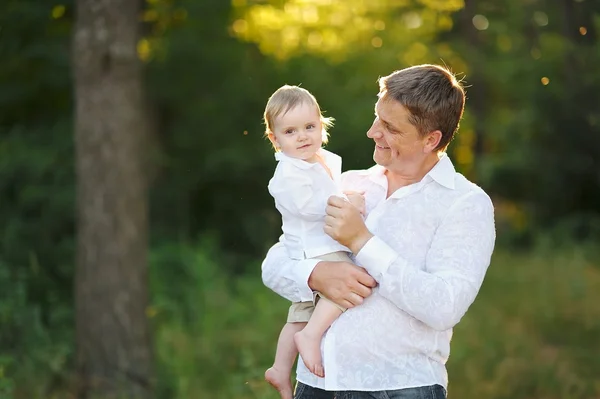 Porträtt av en lycklig familj sommaren natur — Stockfoto