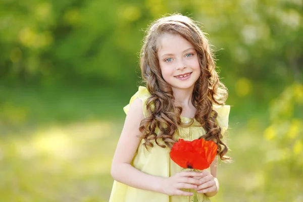 Portrait de petite fille en plein air en été — Photo