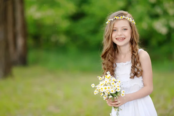 Ritratto di bambina all'aperto in estate — Foto Stock