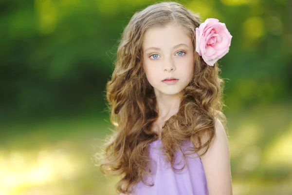 Retrato de niña al aire libre en verano —  Fotos de Stock