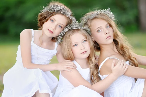 Portrait de deux jeunes copines avec des fleurs — Photo