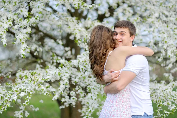 Nádherný pár v lásce na léto — Stock fotografie