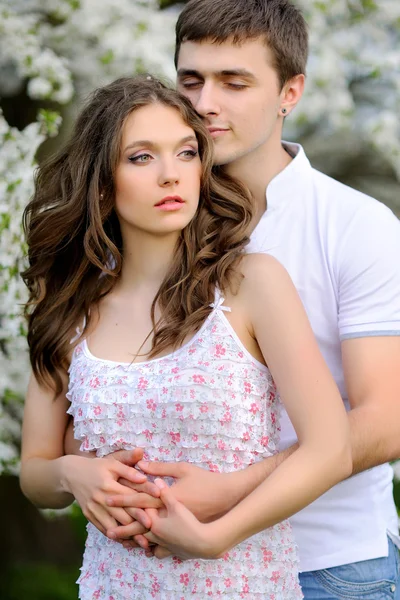 Belo casal apaixonado no verão — Fotografia de Stock