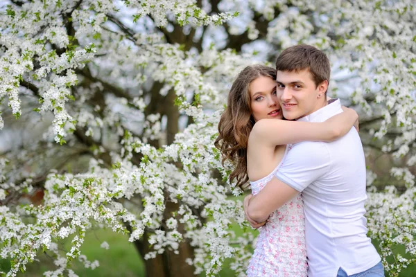 Beau couple en amour sur été — Photo