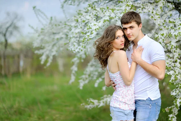 Beau couple en amour sur été — Photo