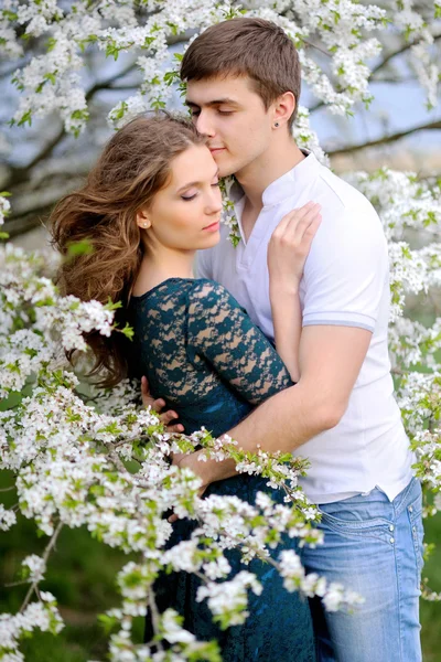 Hermosa pareja enamorada en verano — Foto de Stock