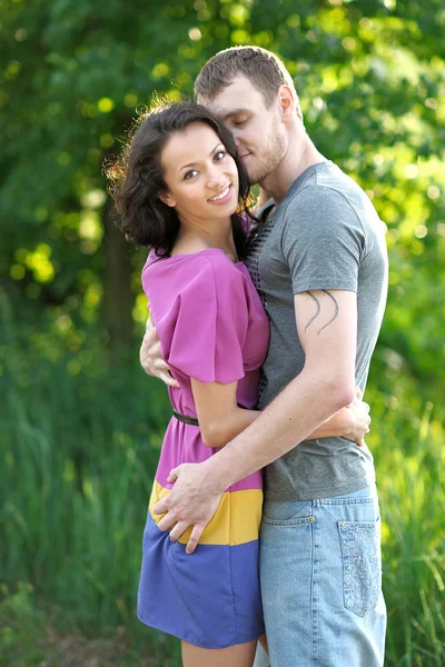 Schönes verliebtes Paar im Sommer — Stockfoto